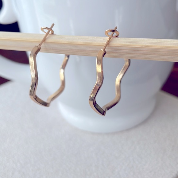 Small gold hoop in squiggle shape - Picture 2 of 5